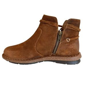 Born Leather Ankle Boot:Bootie